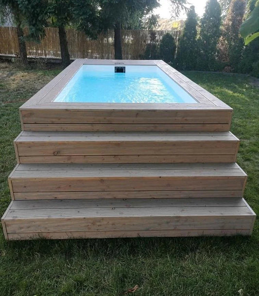 Piscine conteneur avec revêtement en bois