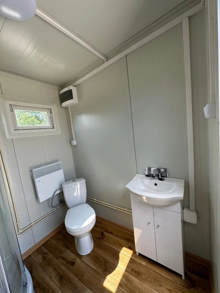 Cabine sanitaire double 4,00 × 2,00 m – avec douche et réservoir