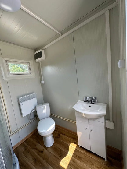 Cabine sanitaire double 4,00 × 2,00 m – avec douche et réservoir