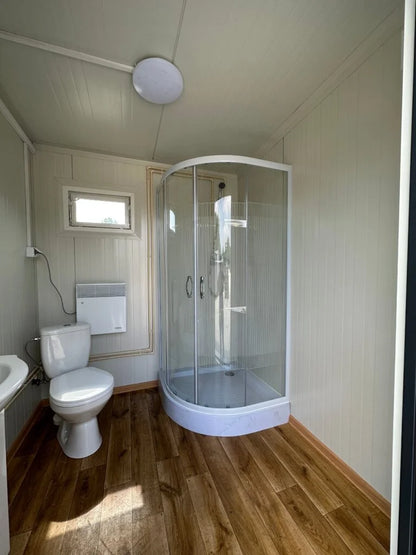 Cabine sanitaire double 4,00 × 2,00 m – avec douche et réservoir