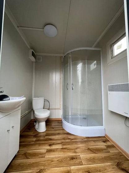 Conteneur sanitaire 2,00 × 2,00 m – avec douche et réservoir