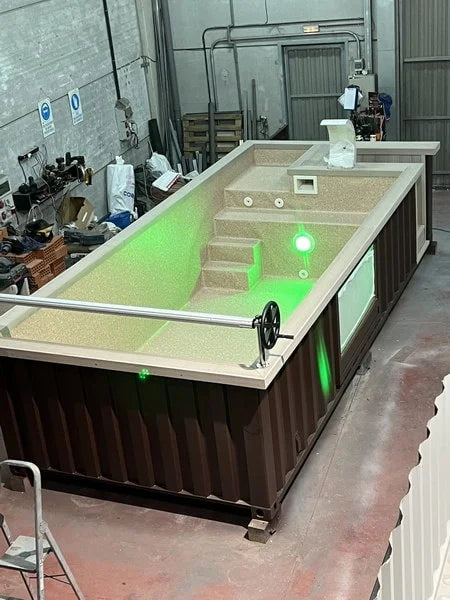 Piscine conteneur 20 pieds avec terrasse en cèdre et pompe à chaleur