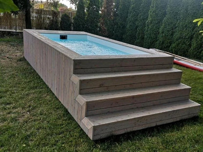 Piscine conteneur avec revêtement en bois