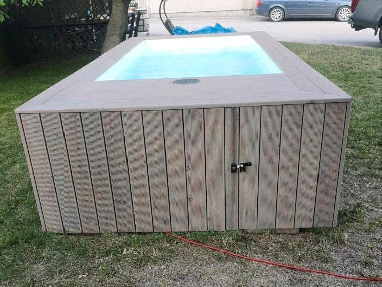 Piscine conteneur avec revêtement en bois