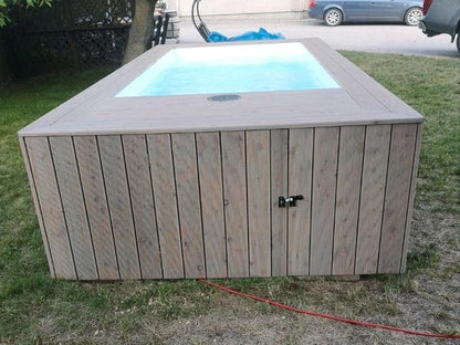 Piscine conteneur avec revêtement en bois