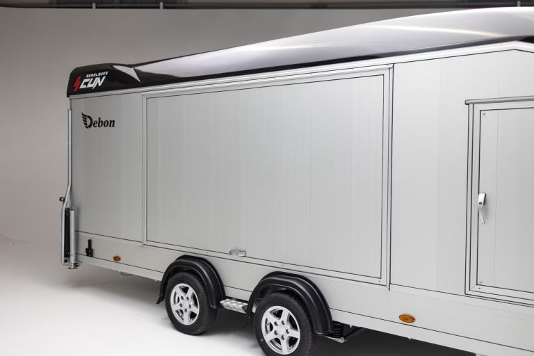 Remorque Debon Roadster 2000 fermée mesurant 2360 x 1320 mm