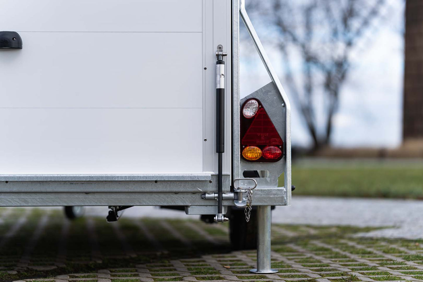 Remorque cargo Pullman Debon 1300 bleue avec suspension et porte latérale